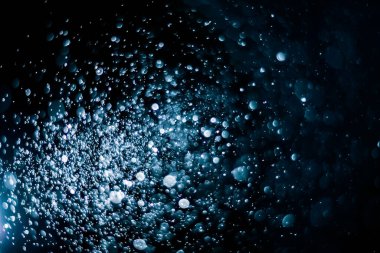 Soyut renkli çözünmüş dairesel fakül, soyut arkaplan. Soyut arkaplan. Gri, beyaz daireler, siyah arka planda ışıklar. Bulanık, bulanık resim.