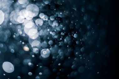 Soyut renkli çözünmüş dairesel fakül, soyut arkaplan. Soyut arkaplan. Gri, beyaz daireler, siyah arka planda ışıklar. Bulanık, bulanık resim.