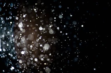 Soyut renkli çözünmüş dairesel fakül, soyut arkaplan. Soyut arkaplan. Gri, beyaz daireler, siyah arka planda ışıklar. Bulanık, bulanık resim.