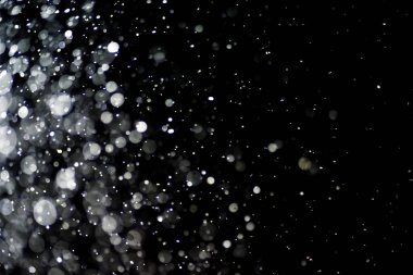 Soyut renkli çözünmüş dairesel fakül, soyut arkaplan. Soyut arkaplan. Gri, beyaz daireler, siyah arka planda ışıklar. Bulanık, bulanık resim.