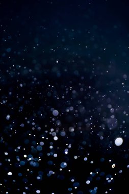 Soyut renkli çözünmüş dairesel fakül, soyut arkaplan. Soyut arkaplan. Gri, beyaz daireler, siyah arka planda ışıklar. Bulanık, bulanık resim.