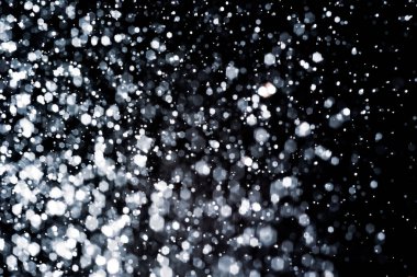 Soyut renkli çözünmüş dairesel fakül, soyut arkaplan. Soyut arkaplan. Gri, beyaz daireler, siyah arka planda ışıklar. Bulanık, bulanık resim.