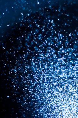 Bulanık lensten mavi bokeh 'in soyut arkaplan resmi. arkaplan kullanımı