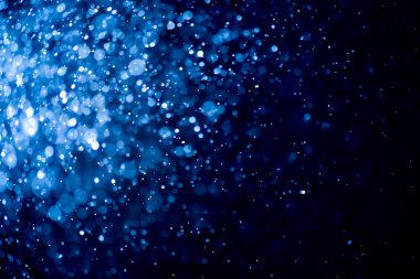 Bulanık lensten mavi bokeh 'in soyut arkaplan resmi. arkaplan kullanımı