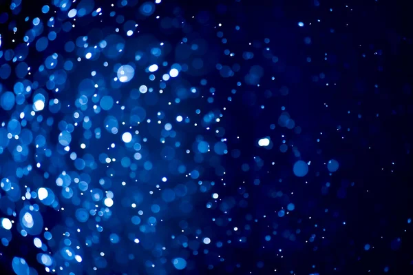 Bulanık lensten mavi bokeh 'in soyut arkaplan resmi. arkaplan kullanımı