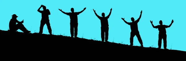喜びで手を上げている男たちのシルエット 崖の道のある山の上に手を置いて立っている男のシルエット — ストック写真