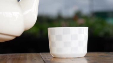 Tahta masada bir fincan kahve.