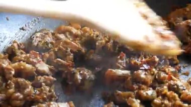 Biftek, köri ezmesi, biber, kaffir limon ve hindistan cevizi sütü içeren baharatlı Tayland yemeği pişirme..