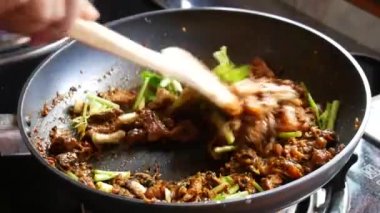 Biftek, köri ezmesi, biber, kaffir limon ve hindistan cevizi sütü içeren baharatlı Tayland yemeği pişirme..