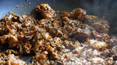 Biftek, köri ezmesi, biber, kaffir limon ve hindistan cevizi sütü içeren baharatlı Tayland yemeği pişirme..