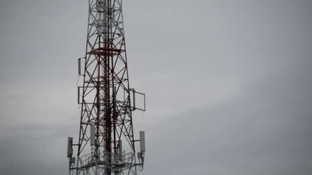 Telekommunikationstorn Med Antenner Och Molnig Himmel — Stockvideo