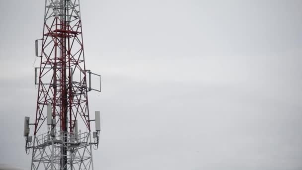 Telekommunikationstorn Med Antenner Och Molnig Himmel — Stockvideo