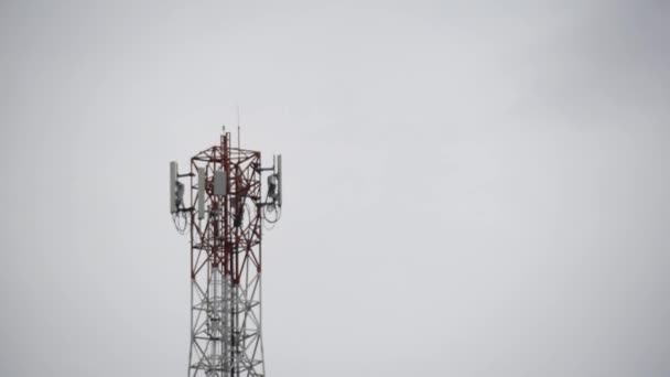 Tour Télécommunication Avec Antennes Ciel Nuageux — Video