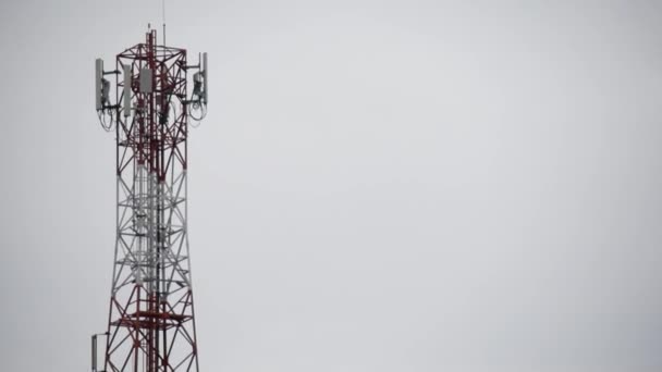 Telekommunikationsturm Mit Antennen Und Wolkenverhangenem Himmel — Stockvideo