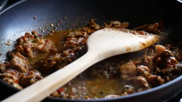 Nahaufnahme Der Würzigen Thailändischen Küche Bestehend Aus Rindfleisch Currypaste Chili — Stockvideo