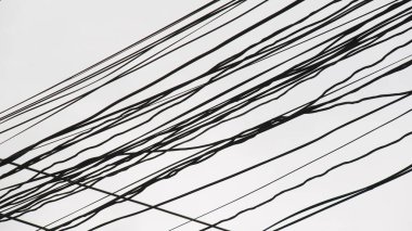 Karışık elektrik ve iletişim kabloları. Güvensizlik ve dikkatsizlik kavramı