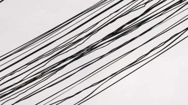 Karışık elektrik ve iletişim kabloları. Güvensizlik ve dikkatsizlik kavramı