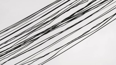 Karışık elektrik ve iletişim kabloları. Güvensizlik ve dikkatsizlik kavramı