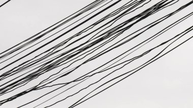 Karışık elektrik ve iletişim kabloları. Güvensizlik ve dikkatsizlik kavramı