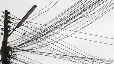 Karışık elektrik ve iletişim kabloları. Güvensizlik ve dikkatsizlik kavramı