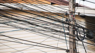 Karışık elektrik ve iletişim kabloları. Güvensizlik ve dikkatsizlik kavramı