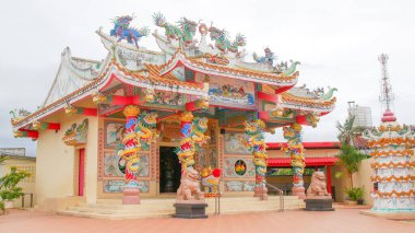 Çin sanatından ejderha heykelleri tapınağı güzellikle dekore eder, 1 Ağustos 2021, Surat Thani, Tayland.