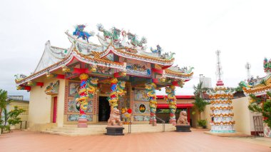 Çin sanatından ejderha heykelleri tapınağı güzellikle dekore eder, 1 Ağustos 2021, Surat Thani, Tayland.