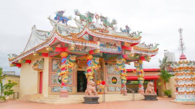 Çin sanatından ejderha heykelleri tapınağı güzellikle dekore eder, 1 Ağustos 2021, Surat Thani, Tayland.