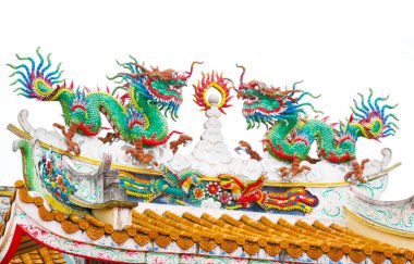 Çin sanatından ejderha heykelleri tapınağı güzellikle dekore eder, 1 Ağustos 2021, Surat Thani, Tayland.