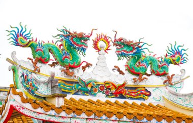 Çin sanatından ejderha heykelleri tapınağı güzellikle dekore eder, 1 Ağustos 2021, Surat Thani, Tayland.