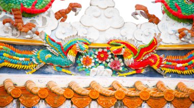 Çin sanatından ejderha heykelleri tapınağı güzellikle dekore eder, 1 Ağustos 2021, Surat Thani, Tayland.