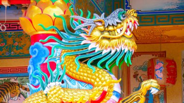 Çin sanatından ejderha heykelleri tapınağı güzellikle dekore eder, 1 Ağustos 2021, Surat Thani, Tayland.