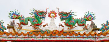 Çin sanatından ejderha heykelleri tapınağı güzellikle dekore eder, 1 Ağustos 2021, Surat Thani, Tayland.