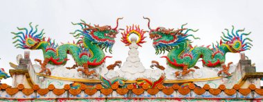 Çin sanatından ejderha heykelleri tapınağı güzellikle dekore eder, 1 Ağustos 2021, Surat Thani, Tayland.