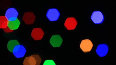Renkli noel ışıkları bokeh etkisi. Tasarımınız için sanatsal, soyut odaklanmış arkaplan.