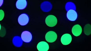 Renkli noel ışıkları bokeh etkisi. Tasarımınız için sanatsal, soyut odaklanmış arkaplan.