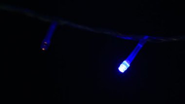 Siyah arka planda tatil ışıkları