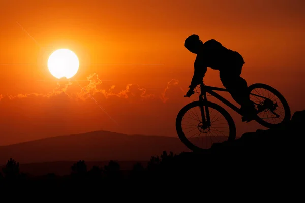 Silhueta Ciclistas Montanha Aventura Montanha Motociclistas Indo Downhill — Fotografia de Stock