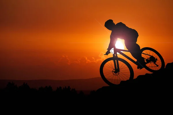 Silhouette Von Mountainbikern Abenteuer Mountainbiker Bergab — Stockfoto