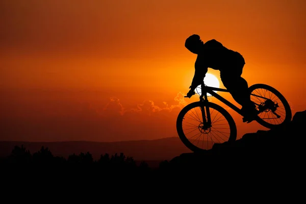 Silhouette Von Mountainbikern Abenteuer Mountainbiker Bergab — Stockfoto