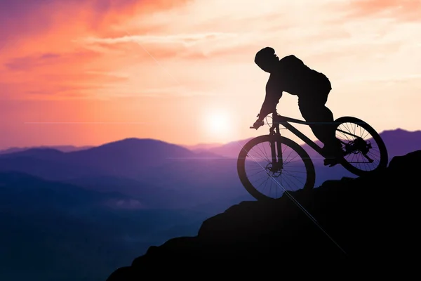 Silhouette Von Mountainbikern Abenteuer Mountainbiker Bergab — Stockfoto