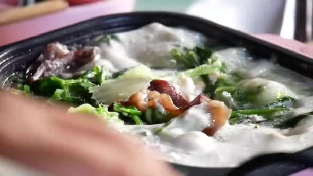 Gorące Jedzenie Kuchence Elektrycznej Dzień Rodzinny — Wideo stockowe