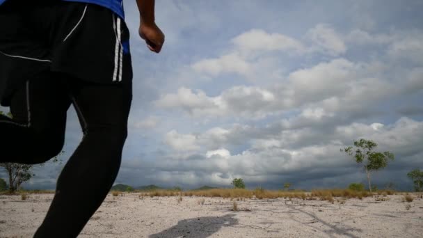 Covid Krizi Sırasında Kumda Erkek Koşucu Eğitimi — Stok video
