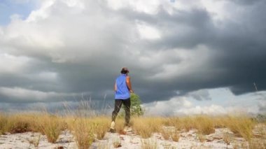 COVID-19 krizi sırasında kumda erkek koşucu eğitimi