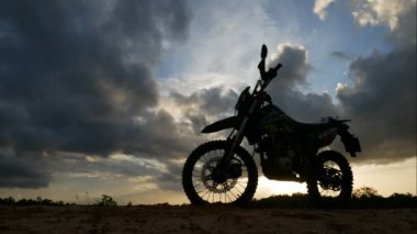 Akşamları arazi motosikleti ya da motokros silueti. seyahat ve macera kavramı