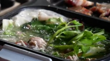 Aile gününde elektrikli ocakta sıcak yemek.