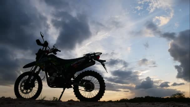 Silhueta Uma Bicicleta Sujeira Motocross Noite Conceito Viagem Aventura — Vídeo de Stock