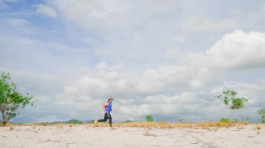 Kumda erkek koşucu eğitimi. COVID-19 krizi sırasında tek başına koşma eğitimi 