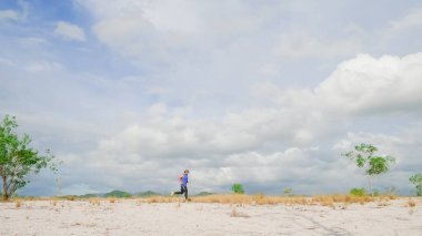 Kumda erkek koşucu eğitimi. COVID-19 krizi sırasında tek başına koşma eğitimi 