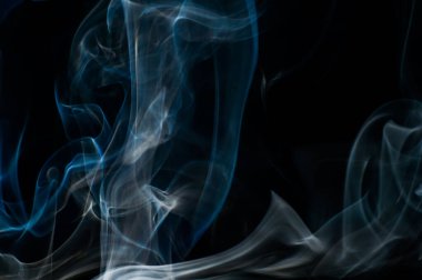 Siyah Arkaplanda Pofuduk Duman ve Sis